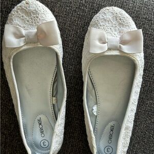 Chic Ivory Lace Flats with Ribbon Accent